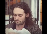 羨ましすぎる！　超絶イケメンにしかできない、シリアルを食べる方法