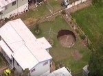 【恐怖】裏庭に突如巨大陥没穴が出現！　一体この穴は何なのか…