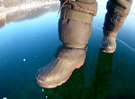 あまりにも透明度が高いバイカル湖の氷の上をお散歩。まるで宙に浮いている様な風景が神秘的