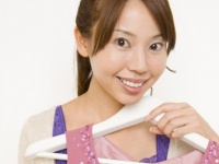 コートはクリーニングに出さないとダメ!?　女性の冬服の洗濯事情