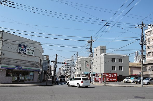 栄町交差点。空を見上げると無数の電線が交差する。