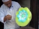まさに職人技！　“綿あめ”でカラフルな大輪の花を作る中国の屋台が凄い