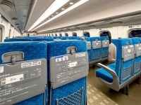 駅のホームで全く知らない人と会話していた男性　新幹線に乗ると私の隣に座ってきて、おもむろに...（広島県・30代男性）