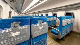 駅のホームで全く知らない人と会話していた男性　新幹線に乗ると私の隣に座ってきて、おもむろに...（広島県・30代男性）