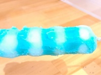 眩しいほどに青い！　群馬で発見した衝撃的和菓子「だんご（ラムネ）」を食べてみたら...
