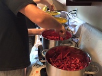 捨てられたクレヨンが笑顔に変わる！再生してこども病院にプレゼントする、プチサンタなおじさん