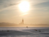 雪原を照らす大きな朝日、その向こうに見えるのは... 異世界みたいな絶景が、滋賀に存在した