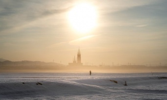 雪原を照らす大きな朝日、その向こうに見えるのは... 異世界みたいな絶景が、滋賀に存在した
