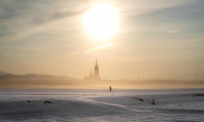 雪原を照らす大きな朝日、その向こうに見えるのは... 異世界みたいな絶景が、滋賀に存在した