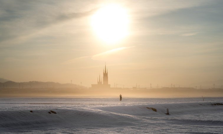 雪原を照らす大きな朝日、その向こうに見えるのは... 異世界みたいな絶景が、滋賀に存在した