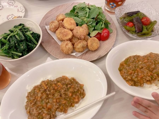 辻希美、家庭菜園で採れた野菜を使った夕食にツッコミの声「料理のレパートリー少なすぎる…」