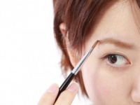 眉がポイント！　「顔が古くさいな」と感じる女子がしているイマイチメイク10