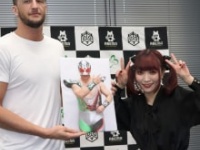 デルフィンの写真を持つクリスと伊藤麻希