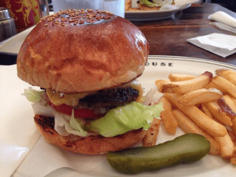 一人の食事にピッタリ！　お腹が空いたらファストフードの定番、ハンバーガーで決まり！#4