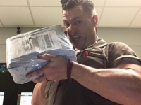 あれ？出荷ラベルの写真じゃない？ 配達先の住人にめちゃキメ顔のセルフィーも届ける配達員(アメリカ)