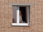 向かいの建物にいるタオル１枚の女性をズームアップしていったらまさかの展開に！
