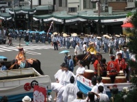 祇園祭の花傘巡行（aokomoriutaさん2010年撮影、Wikimedia Commons