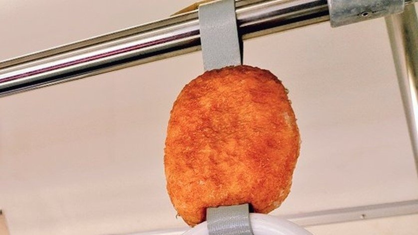 「電車のつり革にコロッケ刺さってる」←何ごと？　SNS驚愕の衝撃光景、経緯を鉄道会社に聞く