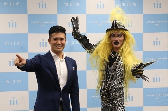 村越祐民市川市長（左）とジャガーさん（右）（画像提供：市川市企画課）