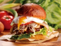 グランプリ受賞の「YAZUバーガー」（大江ノ郷自然牧場公式facebook
