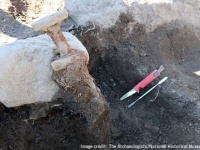 墓地近くで垂直に刺して埋められたバイキングの剣を2本発見。その歴史的理由は？