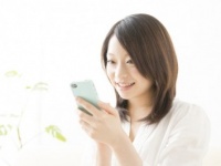 暇なときでも手放せない!?　用事がなくても恋人にLINEってする？
