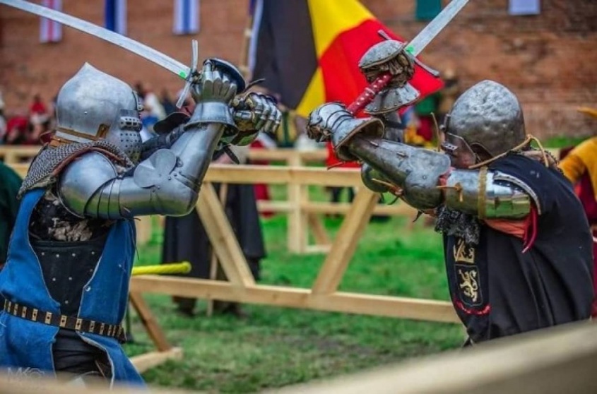 中世の甲冑を着て実際に戦うとどんな感じなのか？