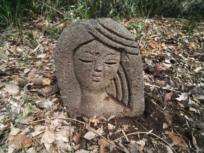 発見された石像(画像は麻生多摩美の森の会のFacebookページより)