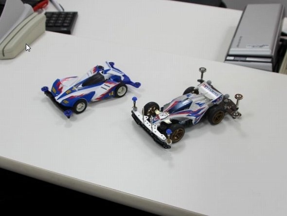 ミニ四駆「ビクトリーマグナム」（左）と「アバンテX」（右）