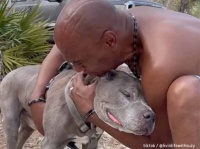生活苦で犬を手放さなければならなかった男性、10年後の再会に涙
