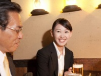 逃げたいけど逃げられない！　会社の飲み会で「超目上の人の隣」になったときの”トーク術”