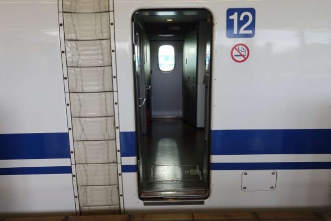 空席が見当たらず立っていた（画像はイメージ）