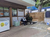 「ずっと休んでるけどどしたんだろう」　高知・桂浜水族館で〝座りこむ警察官〟目撃→よく見ると...その正体に5.8万人驚がく
