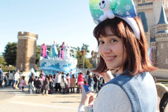 アナ＆エルサ姉妹、そしてオラフと至近距離グリ！　ただし、小学生以下のお子様だけよ！