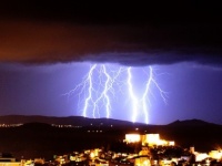 「雷に打たれると異能に目覚める」は本当か？雷に打たれた後特殊能力を身に着けた3つのケース