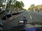 【あわや大事故】停車していた車のドアが突然開く…