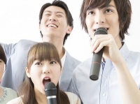 男性からのリクエスト！　会社の忘年会の二次会で女子に歌ってほしい曲4選！