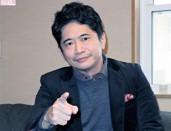 雷電ポーズを決める萩原聖人さん　　撮影：小島愛子