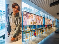 GAP Spring 2024ヴィジュアル　EXILE NAOTOが登場！　本日から新宿フラッグス店で展示開始！！