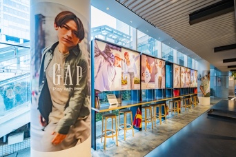 GAP Spring 2024ヴィジュアル　EXILE NAOTOが登場！　本日から新宿フラッグス店で展示開始！！
