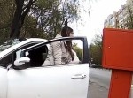 とある女性が駐車券を取ろうとしたら…