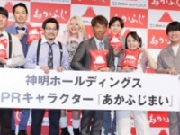 (前列左から)オズワルド・畠中悠、伊藤俊介、藤尾益雄氏、蛙亭・イワクラ、中野周平(後列左から)タケト、エルフ・荒川、はる