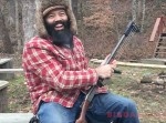 散弾銃とギターを融合した“ショットガンギター”を演奏しながらぶっ放す男