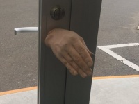 「夜中見たら腰抜かす」「悲鳴上げますよ」　広島の会社に設置されていた〝恐怖のドア〟に1.1万人戦慄