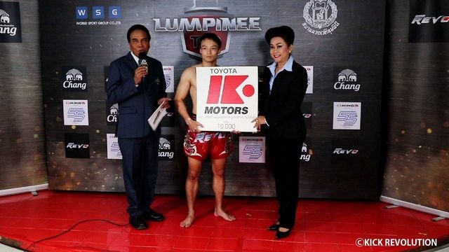 タイでの試合後、勝利者インタビューに答える志朗