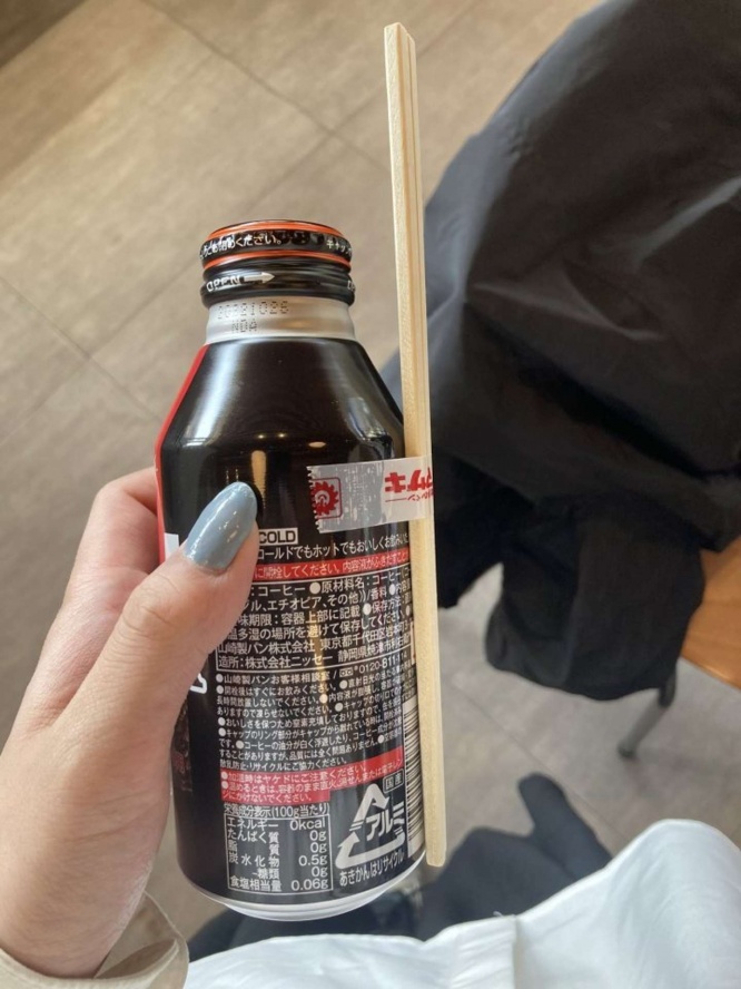 缶コーヒーと......箸？（画像はなしろ＠_nashiro746さんのツイートより）
