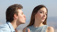 彼氏の口臭がキツいときキスを拒む？ 意外と多い、女子大生の〇割が経験あり
