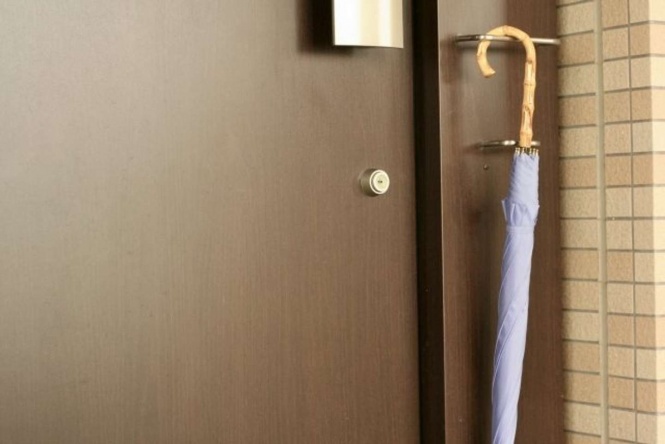 お礼のお菓子を添えて傘を返却（画像はイメージ）