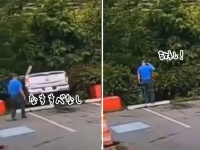 どうしようもない現実を目の当たりにした男性。転落する愛車に敬礼