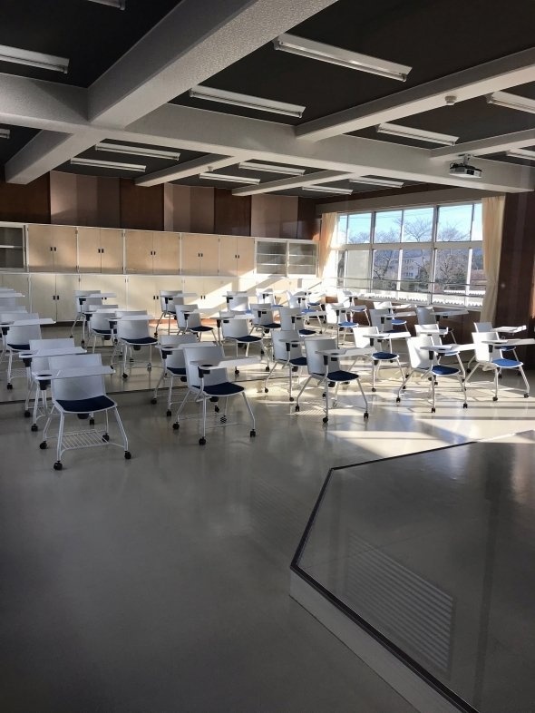 中学校の教室を改装した「陸前高田グローバルキャンパス」の施設。講演や研究発表などが行われる。